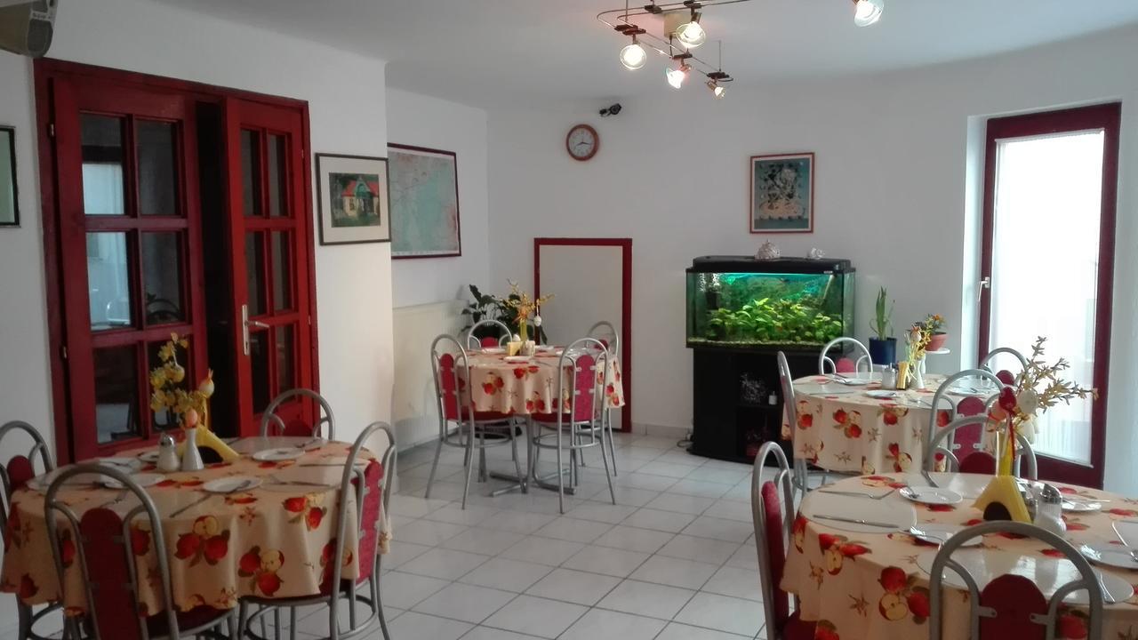 Bed and Breakfast Ria Panzio à Esztergom Extérieur photo